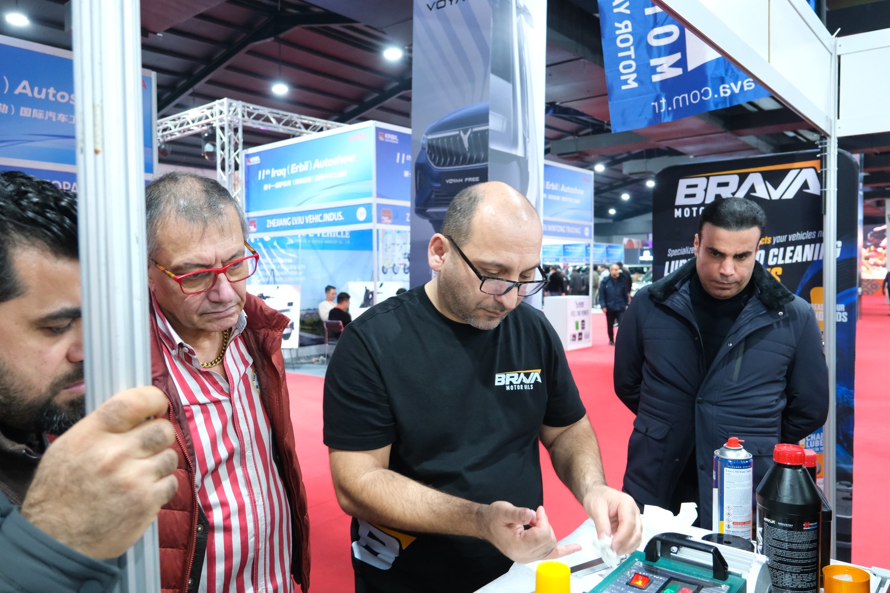 Explaining the product system at a trade fair